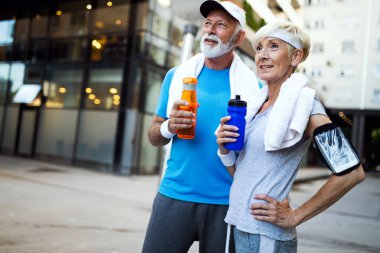 Helathy kalıp kilo jogging mutlu üst düzey insanlar