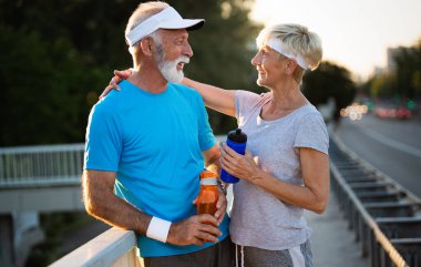 Fitness, spor, insanlar, egzersiz ve yaşam tarzı kavramı - çalışan Olgun çift