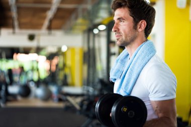 Kararlı erkek spor yapıyor ve spor yapıyor.