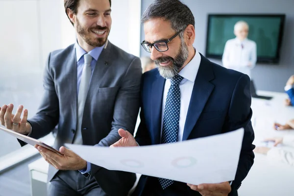 Zakenmensen die als team op kantoor discussiëren — Stockfoto