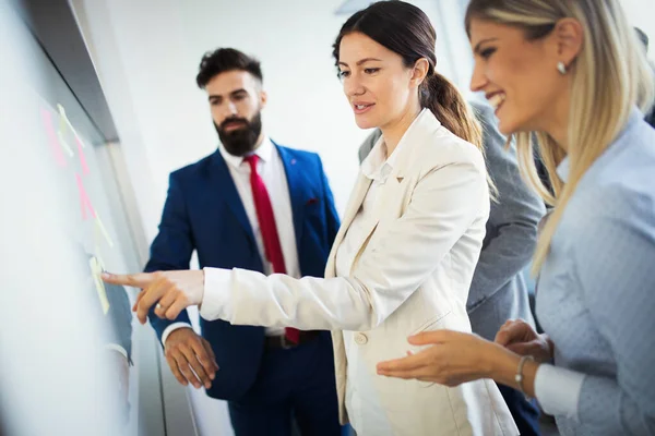 Zakelijke collega 's bespreken nieuwe ideeën en brainstormen in een modern kantoor — Stockfoto