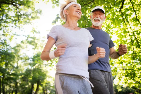Pasangan Senior Joging Dan Berjalan Luar Ruangan Alam Taman — Stok Foto