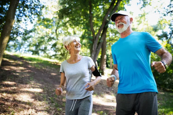 Glückliche Senioren Joggen Gesund Bleiben Und Abzunehmen — Stockfoto