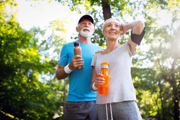 健康な生活のために運動する幸せな高齢者のカップル — ストック写真