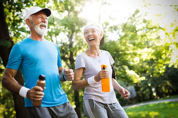 Aktives Seniorenpaar Läuft Park Für Ein Gesundes Leben — Stockfoto