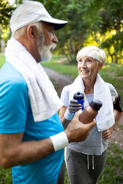 Pasangan Senior Aktif Berjalan Taman Untuk Kehidupan Yang Sehat — Stok Foto
