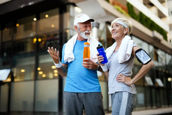 Couple Aîné Bonne Santé Jogging Dans Ville Tôt Matin — Photo