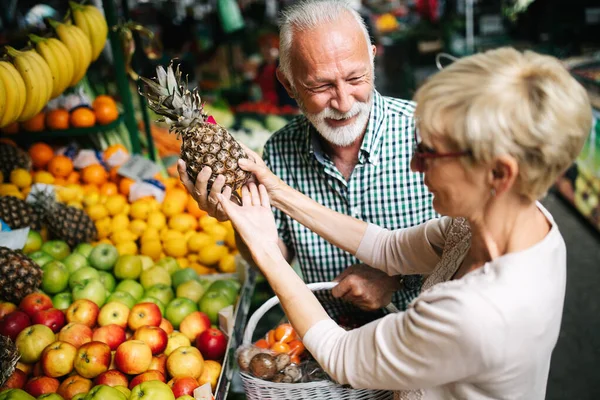 Idősebb Pár Bio Élelmiszer Gyümölcs Zöldség Piaci Kiválasztása Során Heti — Stock Fotó