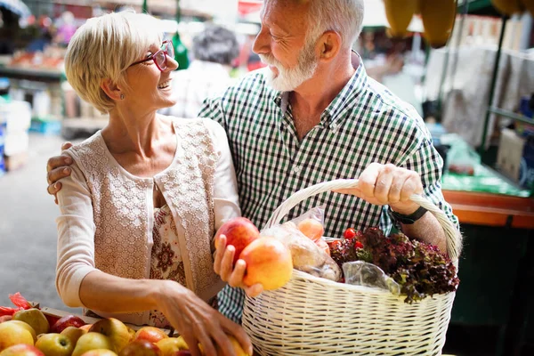 시니어 커플은 시장에서 야채와 과일을 건강한 — 스톡 사진