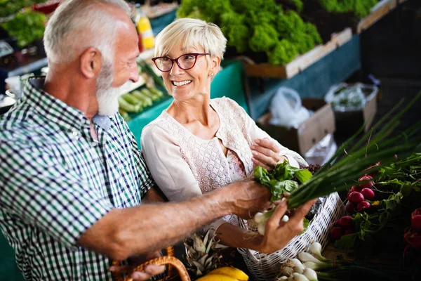 Porträt Eines Schönen Senioren Paares Beim Einkaufen Auf Dem Markt — Stockfoto