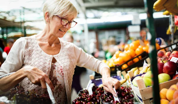 Endast Bästa Frukterna Och Grönsakerna Vacker Senior Kvinna Köpa Färsk — Stockfoto