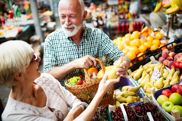 Casal Compras Sénior Com Cesta Mercado Dieta Saudável — Fotografia de Stock