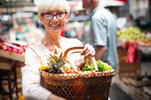 Imagem Mulher Feliz Sênior Mercado Comprando Legumes Frutas — Fotografia de Stock