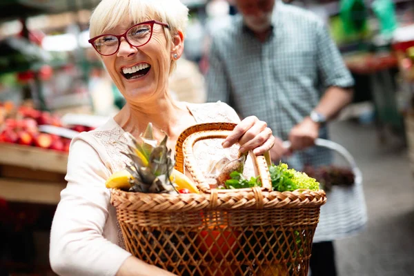 Immagine Una Donna Anziana Felice Sul Mercato Che Compra Frutta — Foto Stock