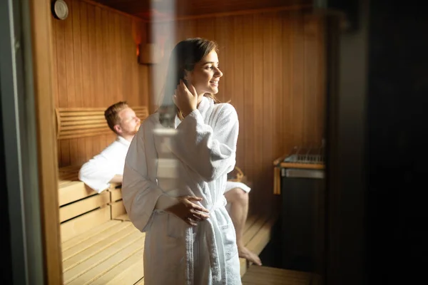 Pareja feliz tomando un baño de vapor en una sauna — Foto de Stock