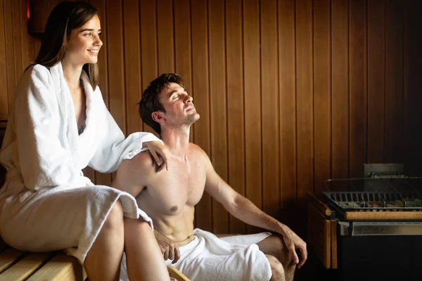 Schönes junges Paar sitzt zusammen in einer Sauna — Stockfoto