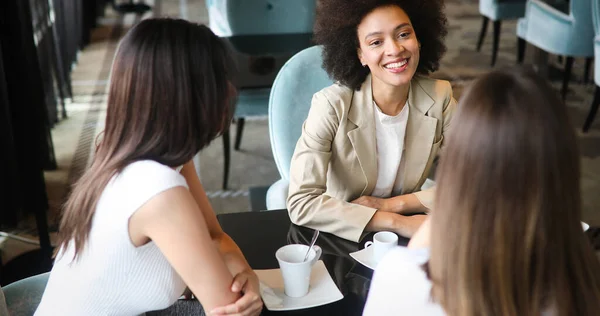 Succesvolle Vrolijke Vrouwen Vrienden Chatten Cafe Tijdens Koffiepauze — Stockfoto