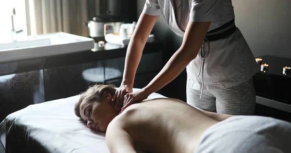Jovem Bela Mulher Desfrutando Massagem Salão Spa — Fotografia de Stock