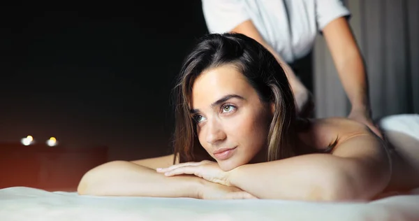 Junge Schöne Frau Genießt Massage Wellness Salon — Stockfoto