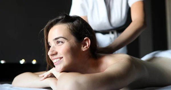 Gesunde Und Schöne Frau Wellnessbereich Erholung Gesundheit Massage Und Heilung — Stockfoto