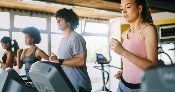 Pemuda Fit Orang Berjalan Atas Treadmill Klub Kesehatan — Stok Foto