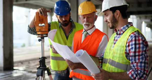 Arquitetos Engenheiro Construção Agrimensor Planos Discussão Plantas — Fotografia de Stock