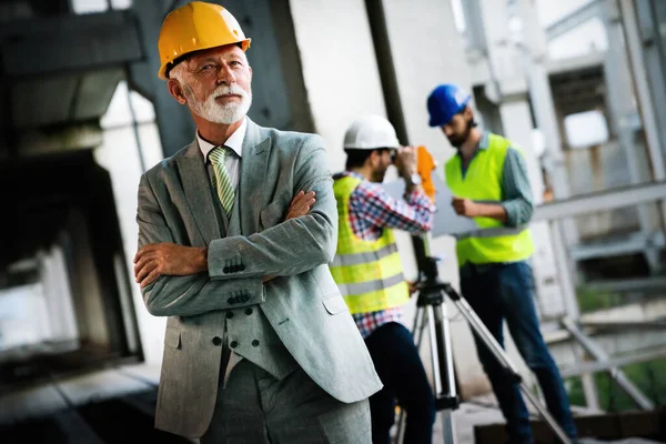 Architekten Und Bauingenieure Oder Vermessungsingenieure Diskutieren Pläne Und Entwürfe — Stockfoto