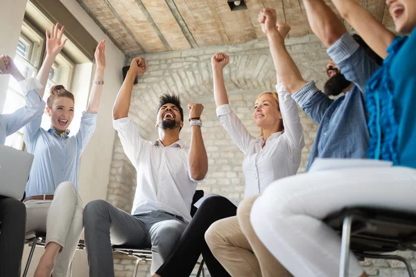 Happy Sukses Tim Bisnis Merayakan Kemenangan Bersama Sama Kantor — Stok Foto