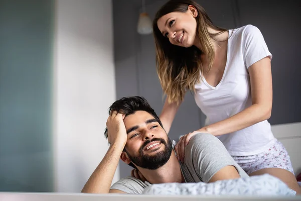 Unga Lyckliga Paret Gör Massage Sovrum — Stockfoto