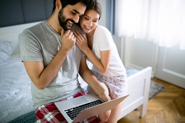 Pareja Joven Íntima Dormitorio Disfrutando Entre — Foto de Stock