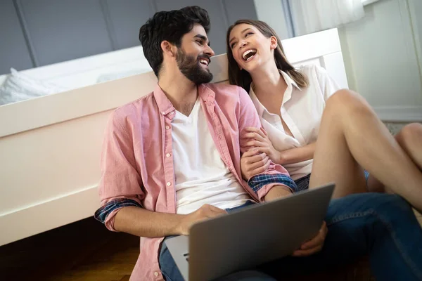 Casal Jovem Relaxante Cama Com Laptop Amor Felicidade Tecnologia Pessoas — Fotografia de Stock