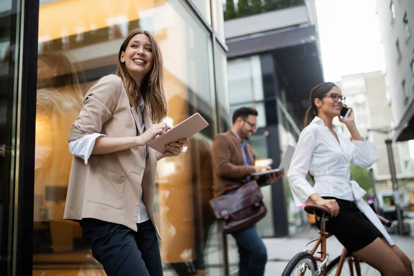 Boldog Üzleti Kollégák Beszélgetnek Mosolyognak Sétálnak Városban Szabadban — Stock Fotó