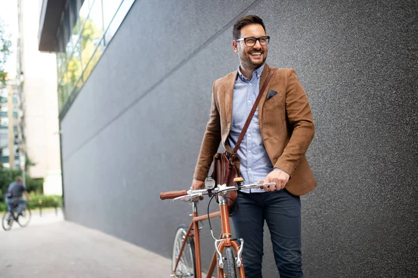 Νέος Κομψός Επιχειρηματίας Πηγαίνει Εργαστεί Ποδήλατο Στην Πόλη — Φωτογραφία Αρχείου