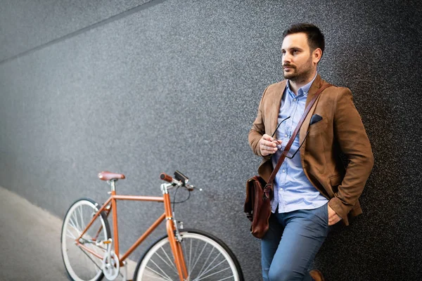 Feliz Hombre Negocios Con Bicicleta Para Trabajar Calle Urbana Ciudad — Foto de Stock