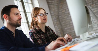Bilgisayarda çalışan genç attactive tasarımcıları portresi