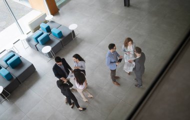 Grup işbirliği ve ekip olarak proje üzerinde iş adamları