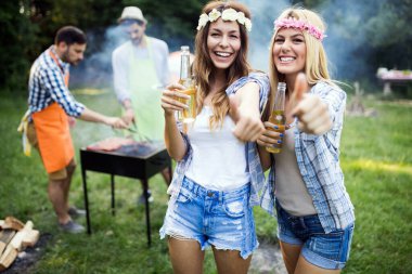 Ormanda parti Barbekü partisi arkadaş grubu