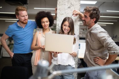 İş projesinde çalışan yaratıcı iş adamları