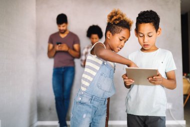 Afrika ailesinin gizlilik bilgilerini dijital aygıtlar, telefonlar, tabletler kullanarak paylaşması