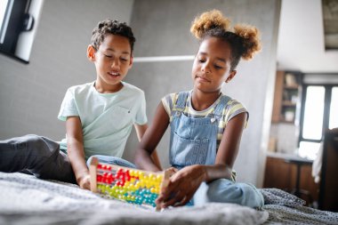 Çocuklar, eğitim, planlama konsepti. Mutlu çocuklar evde eğleniyorlar.