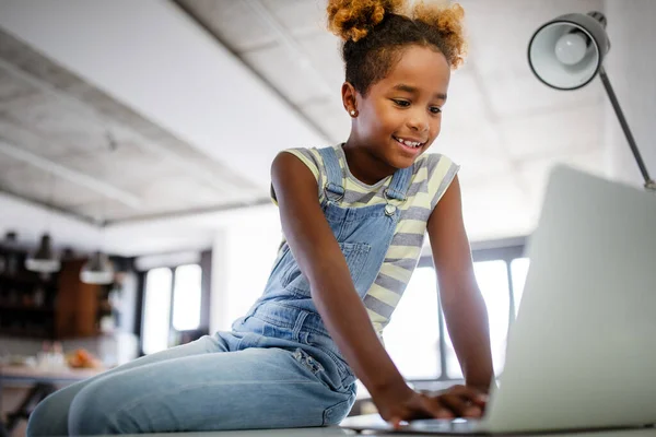 Bambini Felici Trascorrere Del Tempo Con Notebook Tecnologia Moderna Gioco — Foto Stock