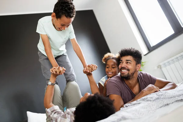 Glad Afrikansk Amerikansk Familj Har Kul Hemma — Stockfoto