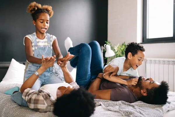 Familia Afroamericana Feliz Teniendo Momentos Divertidos Casa —  Fotos de Stock