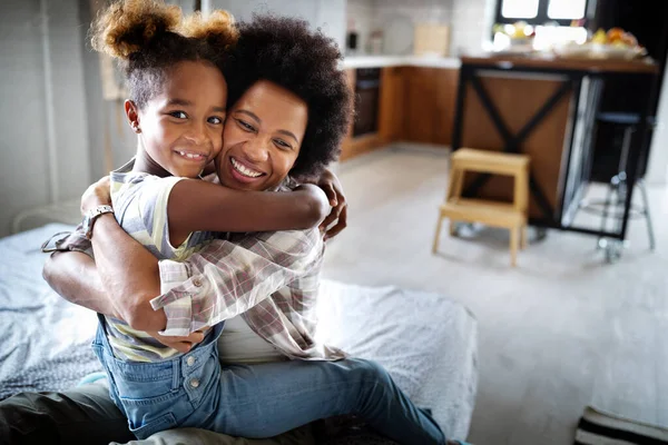 Feliz Madre Africana Jugando Divirtiéndose Abrazándose Con Hija Casa —  Fotos de Stock