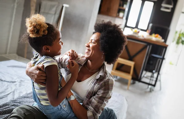 Glückliche Afrikanische Mutter Spielt Hat Spaß Umarmt Ihre Tochter Hause — Stockfoto