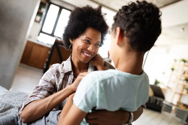 Щаслива Африканська Мати Грає Розважається Обіймає Сином Вдома — стокове фото