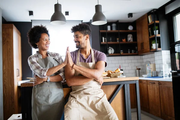 Amuse Dans Cuisine Beau Jeune Couple Cuisinant Des Aliments Sains — Photo