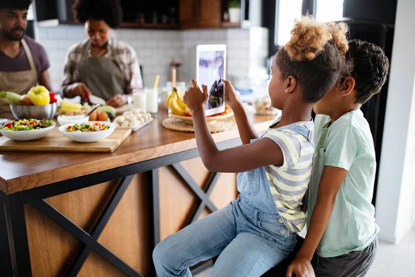 Famille Heureuse Préparant Ensemble Des Aliments Sains Dans Cuisine — Photo