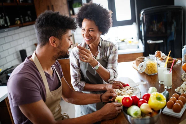 Porträt Eines Glücklichen Jungen Paares Das Hause Gemeinsam Der Küche — Stockfoto