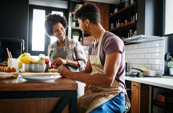 Gelukkig Afrikaans Paar Het Bereiden Van Gezond Voedsel Keuken — Stockfoto